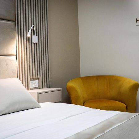 פודגוריצה Hotel Holiday מראה חיצוני תמונה