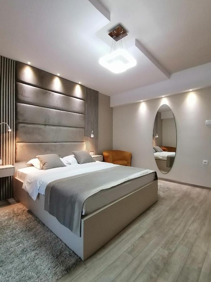 פודגוריצה Hotel Holiday מראה חיצוני תמונה
